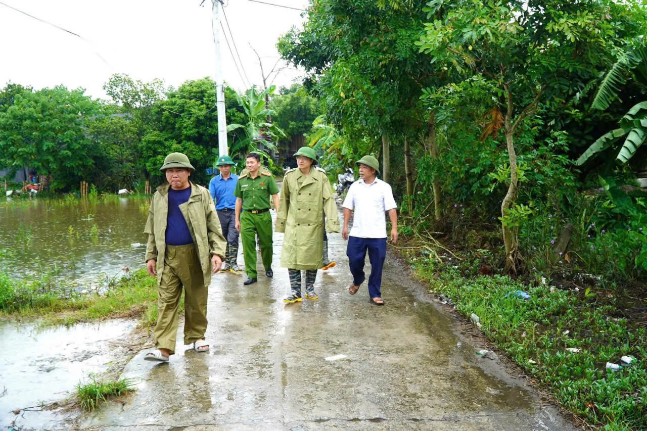 Công an xã Mao Điền chủ động ứng phó, kịp thời giúp dân phòng, chống bão